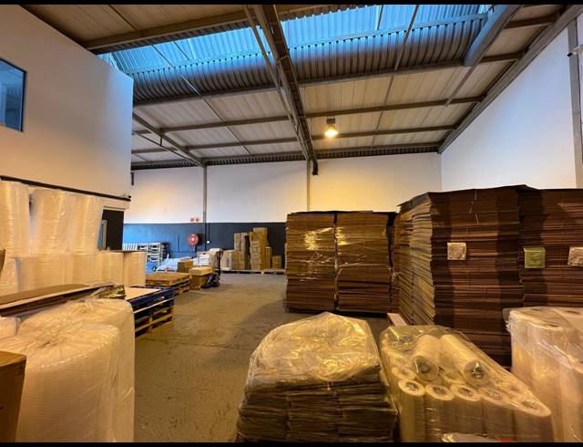 252M² WAREHOUSE TO LET IN LASER PARK